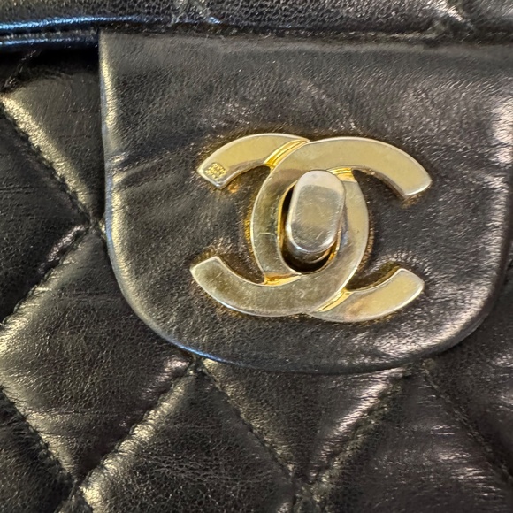 Had to relist buyer remorse-Vintage 1980’s Classic Chanel in good condition - Picture 2 of 9